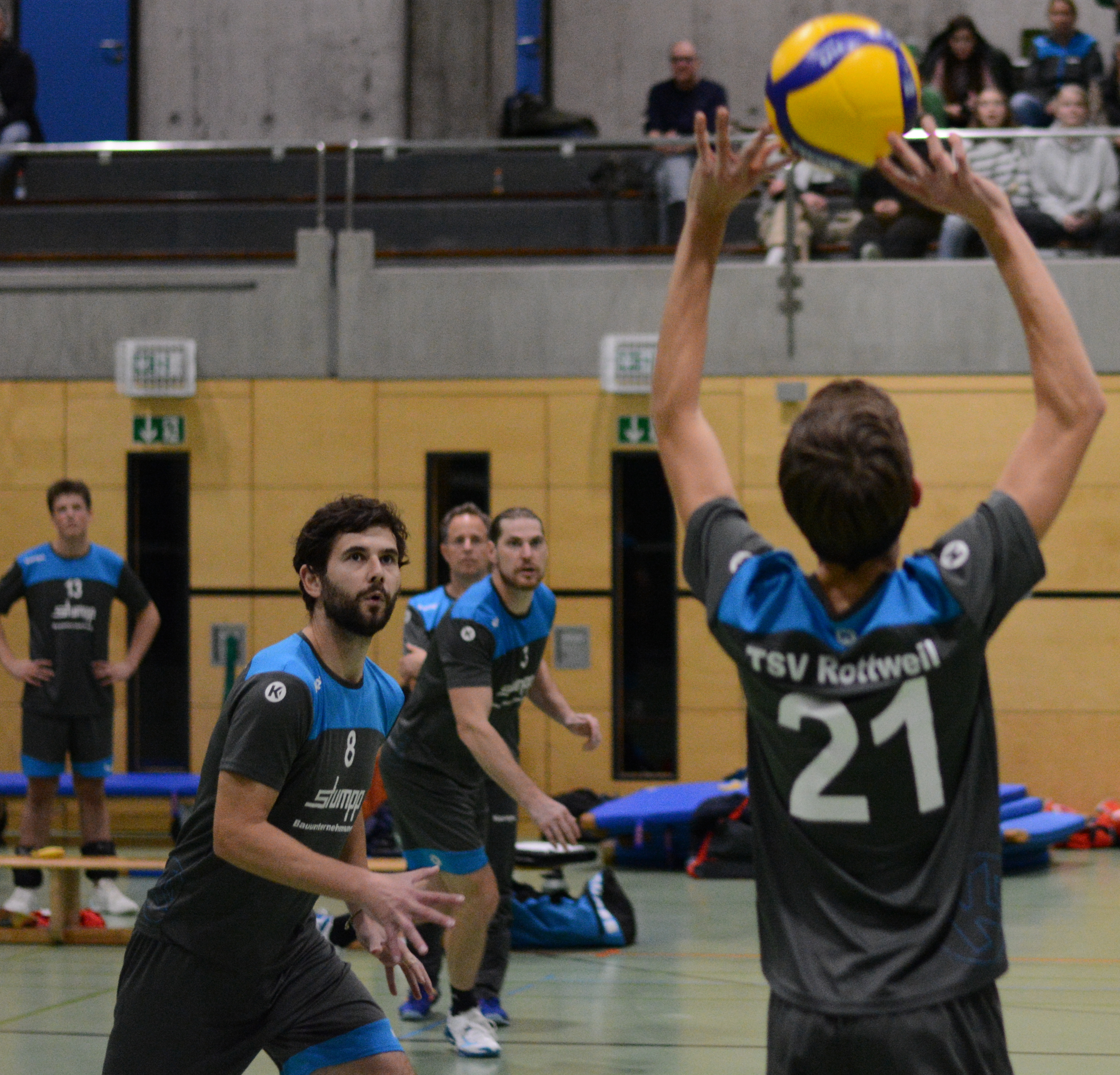 Gaben ihren Einstand im Team: Zuspieler Yannis Estermann(Nr. 21) und Mittelangeifer Timo Häußler (Nr. 8)