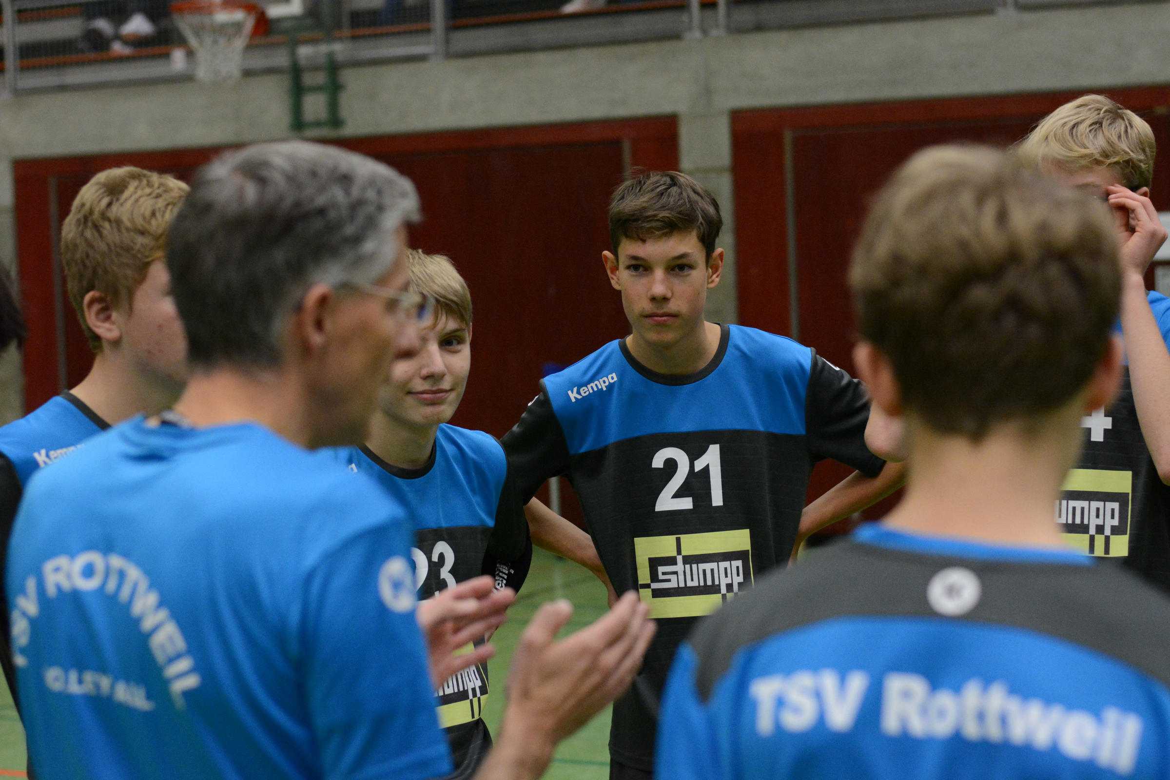 Fokussiert lauschen die Spieler (Lukas Glock und Yannis Estermann) den Anweisungen von Trainerteam Tobias Stumpp und Ralf Estermann